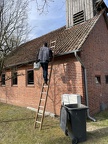 2022-04-12 Backhaus Frank macht die Dachrinne beim Spritzenhaus sauber 002